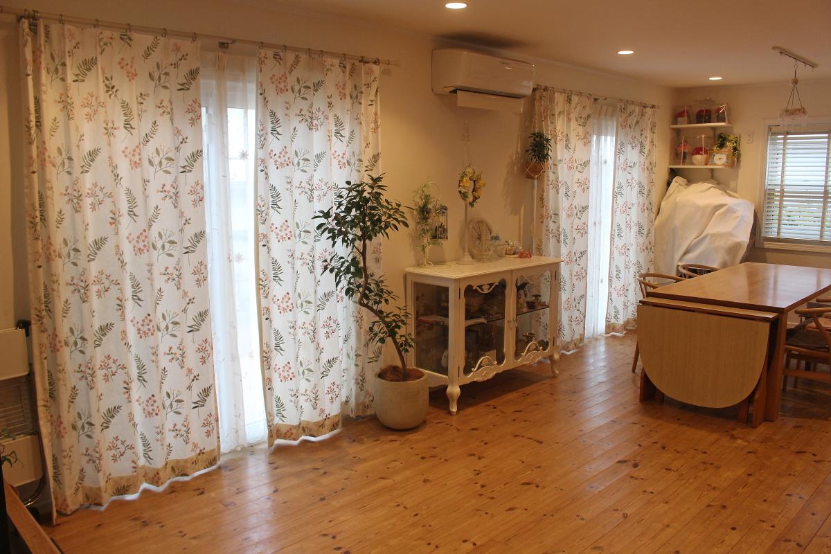 神戸市北区の輸入住宅にはクラーク&クラーク社の花柄刺繡カーテンでコーディネート